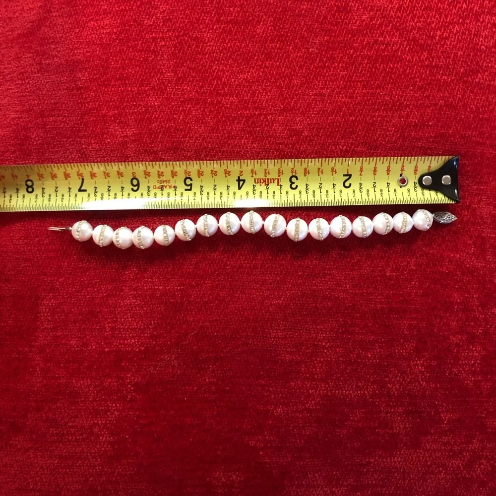 Elegant Pearl and Crystal Bracelet - Picture 6 of 10